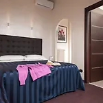 בית הארחה Residenza Doro- 24x7 Check-in 3*